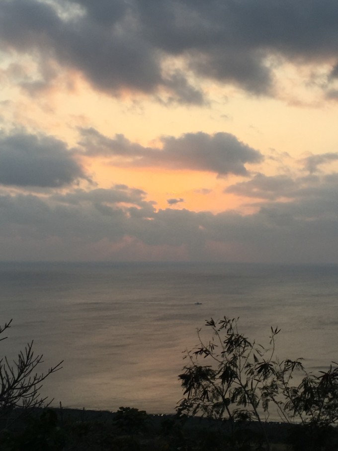 太原路64号大同区10356台北市台湾 (电话: +886225505005) 行程:机场-----台北车站------国父纪念馆-----101-------西门町(捷运,即地铁) 原计划:早上6点出门过皇岗口岸关(大通证),下楼坐B1到元朗警署下车,到对面元朗广场转坐E34B到机场。 实际:包了保姆车,两家人共800元人民币,平均一家400,相当贵。早上5点在小区门口接上后直接送到香港机场航站楼。 原来订的飞机是10:05分起飞,由于早班机有空位,值机人员主动给我们改签到了大约8点前的飞机了。比较幸运