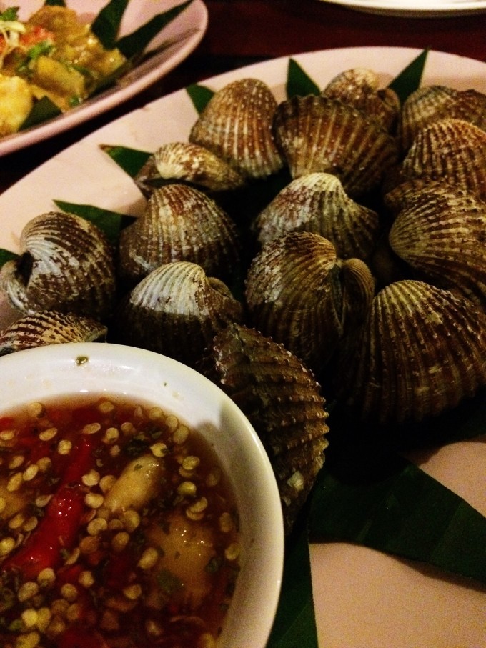 【第1家酒店】Rambuttri House 地址:323 Rambuttri Rd., Taladyod, Pronakhon 出行前在网上查了不少关于上岛的信息,普遍都推荐在机场8号口搭乘大巴,然后自行前往码头买船票上岛,可当时怕自己英文太烂误了车,于是在网上找了家车船联运的代理公司,从考山路发车。为了方便乘车,我直接挑了那家代理社附近的酒店Rambuttri House~ 酒店前台的服务是很热情的,不过房间的硬件真心不行啊,一进房门就是一股浓浓的霉味儿,想冲个澡还发现没有热水哎呀我也是醉了啊~