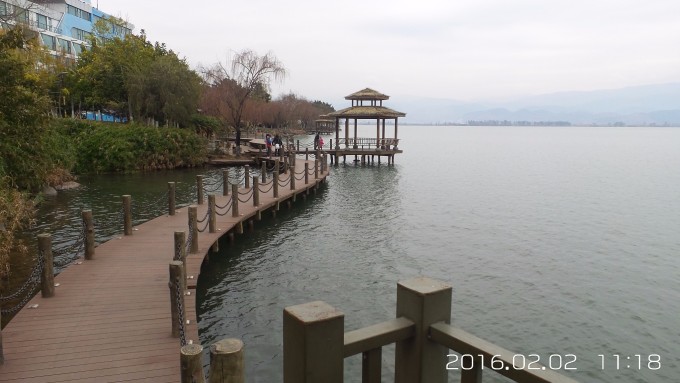 坝美镇;中国第二深湖泊、晶莹剔透的抚仙湖;中国十大魅力古镇之首、北京爱情故事的和顺古镇;《有一个美丽的地方》中缅边城瑞丽;世界三大梯田之红河哈尼梯田;云南最美高速昆曼大道;热带雨林西双版纳等等等等; 我国有55个少数民族,其中云南就有25个;云南的民族特色浓厚; 工作的繁杂、都市的喧嚣、城市的污染使得我:一旦有时间便想到安静而又美丽、淳朴的地方休息几天! 每年春节,我们都会放假15天左右,正好利用这个假期与家人一起到外面走走,看看祖国的大美江山,放松心情,增长见识,行万里路胜读万卷书! 我们在2009年