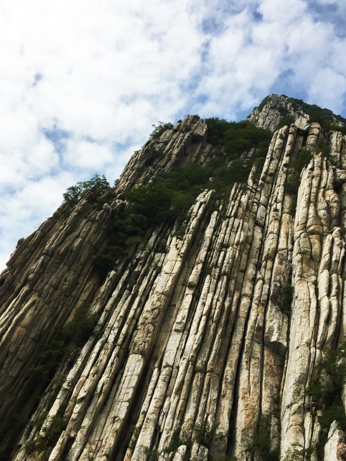 少林寺景区、开封清明上河园景区等均不可以刷卡/手机app支付门票、景区内商户均不支持刷卡/手机app支付、景区内没有ATM。PS.我们回到郑州的时候,买完地铁票两个人全身加起来不到10块钱。 4、 郑州印象: 一座被蓝色铁皮包裹的城市,到处在搞城市建设,一眼望去有些杂乱 好多大路口木有红绿灯,人车混行,过马路像游戏闯关:刺激、一不留神就挂了.