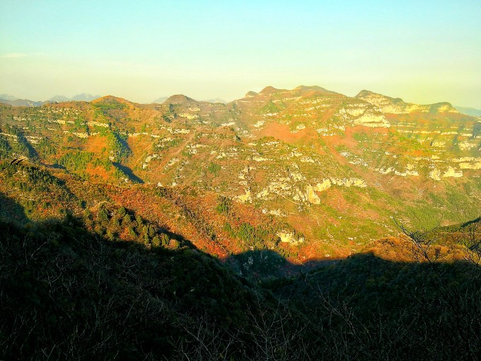 山间小路,层林欲掩,微伏其上的枝干就快要将小路掩盖,仿佛是自然之力要将人为存在的痕迹抹灭一样。从这里经过还要将枝杈架开才能同行,就像是天然搭设了一个路障相把游客留在这里一样。尽管不舍,但也只能沿着这弯山路起身返程。 温馨提示: 1,通往仙台山的道路包含一几十公里的县公路和平涉路,被重卡压得支离破碎,路况奇差,地盘较低的轿车极易拖底,自驾建议乘SUV类型的车辆。 2,仙台山不少山路没有护栏,非常危险,游玩时尽量不要远离路面,以免发生危险。 3,停车地点有三个,大门一个,山脚一个,山腰一个,所以不要着急把车停