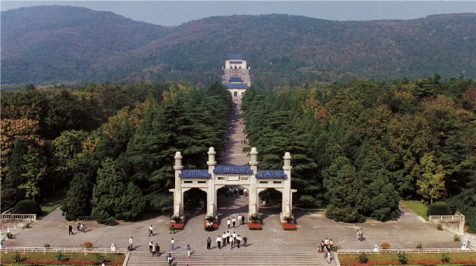 首创的大规模影视拍摄和旅游基地。始建于1987年,是我国首家以影视文化与旅游相结合的主题园,也是国家首批5A级旅游景区,它以其独特的功能和魅力每年吸引着上百个摄制组在这里拍摄1000部集以上的电视剧和电影,同时每年吸引着超过300万人次到这里来探索影视制作奥秘和旅游的游客,而且随着景区的不断翻新变化和良好的服务,知名度的日益提高,来这里的摄制组和旅游人数逐年稳步增长,这在业内是首屈一指的,是国内公认的最早最